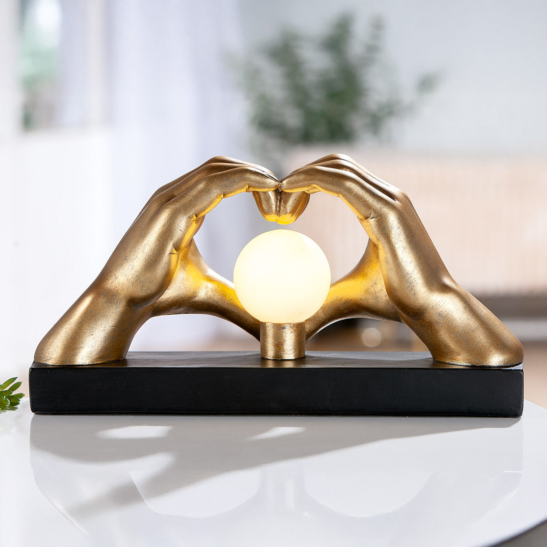 Scultura cuore con lampada a mani