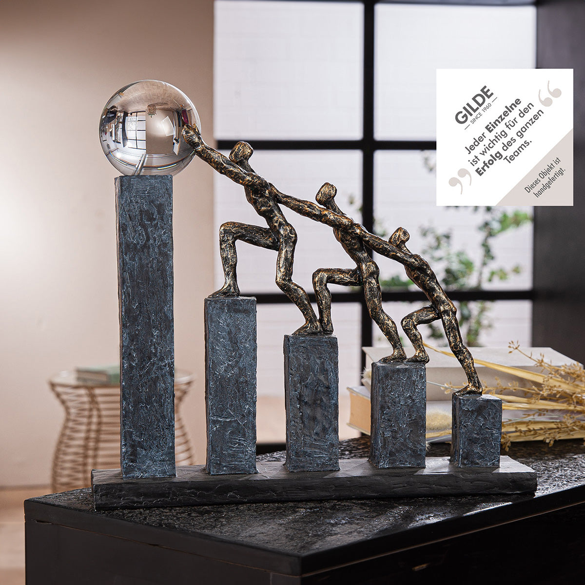 Skulptur Teamwork aus Kunstharz, schwarz-bronzefarben