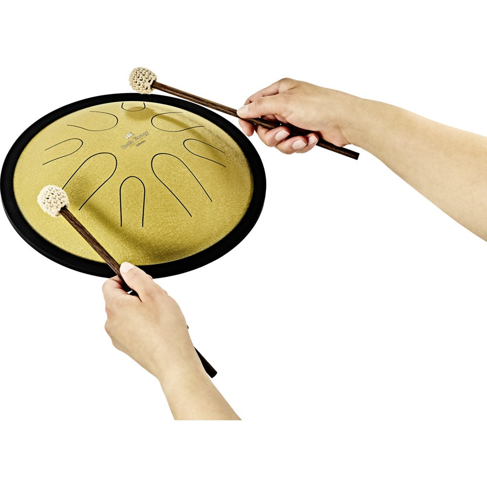 Compact Steel Tongue Drum Gold mit Schlägeln gespielt