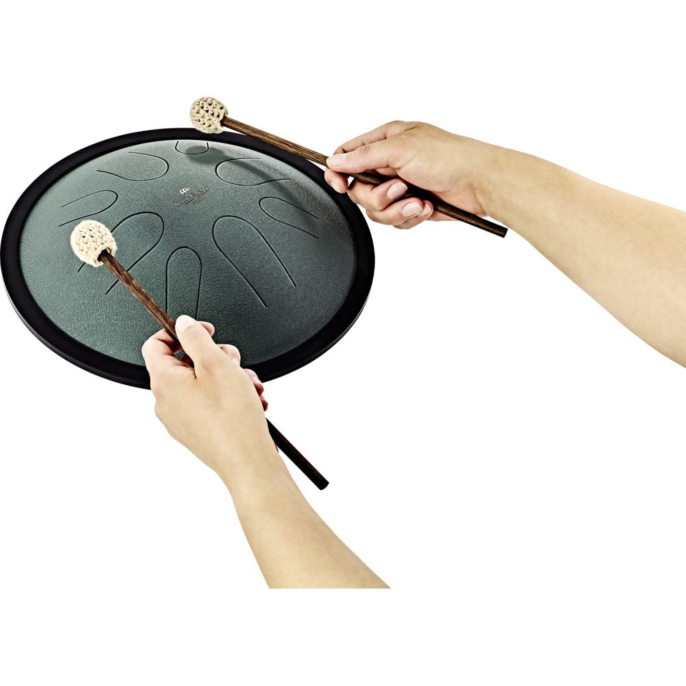 Compact Steel Tongue Drum Dunkelgrün mit Schlägeln gespielt