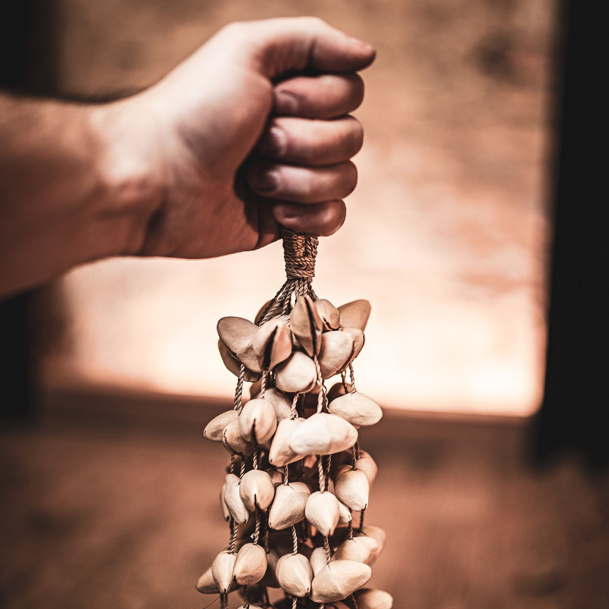 Kenari Shaker gross in der Hand