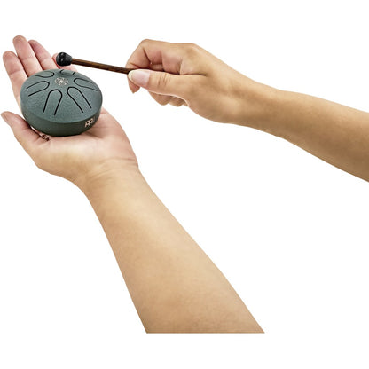 Pocket Steel Tongue Drum Dunkelgrün in der Hand gespielt