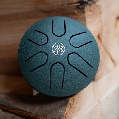 Pocket Steel Tongue Drum Dunkelgrün auf Holz