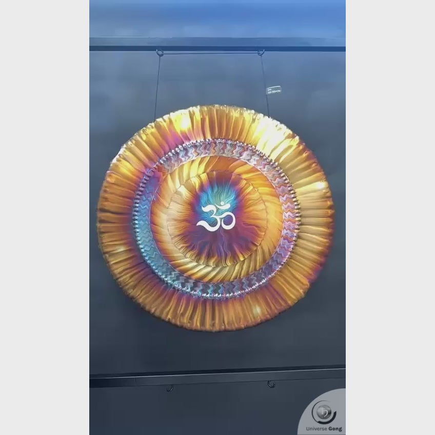 Gong Univers OM 80cm <br>présence sonore puissante avec le symbole Om